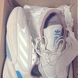 Youth adidas sneakers!💙